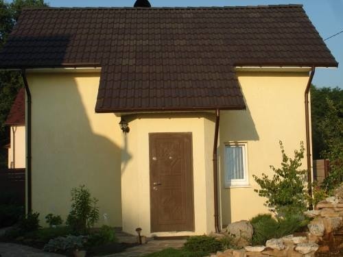 Побудований вхід в дачний будиночок