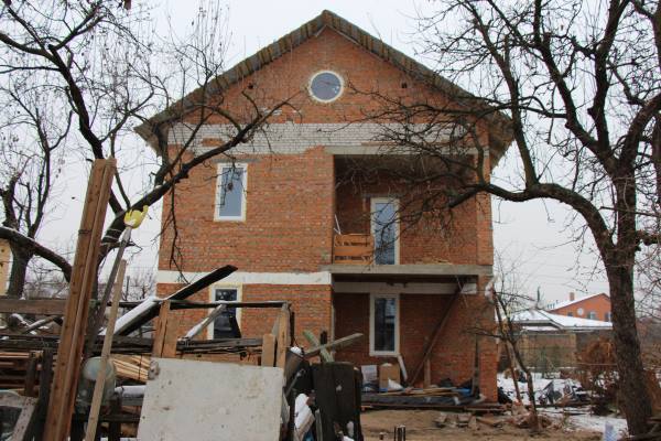 Коробка дома построена из кирпича