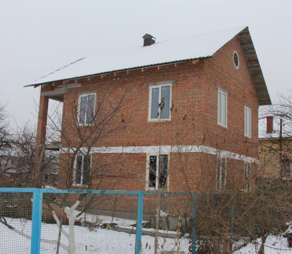 Коробка дома построена из кирпича