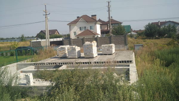 підвал будинку перекритий залізобетонними панелями