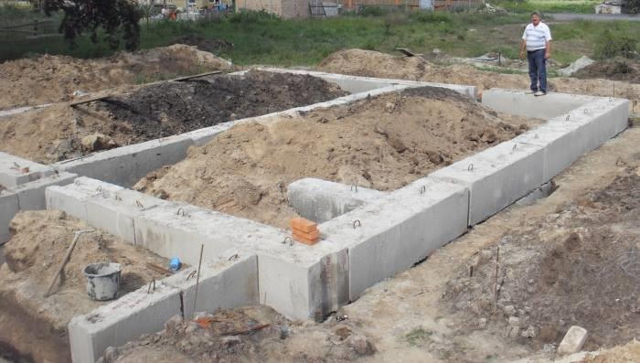 зведення фундаментів для будинку з газобетону