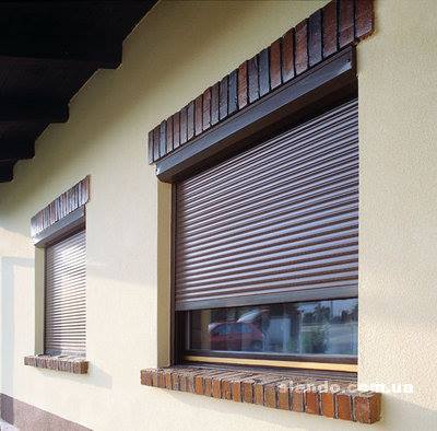 Встановити зовні вікна рольставні, утримують холодне повітря зовні, а тепле в середині