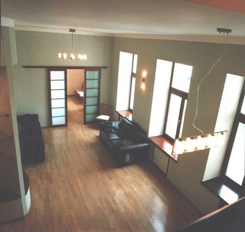 Так вітальня виглядає з антресолі