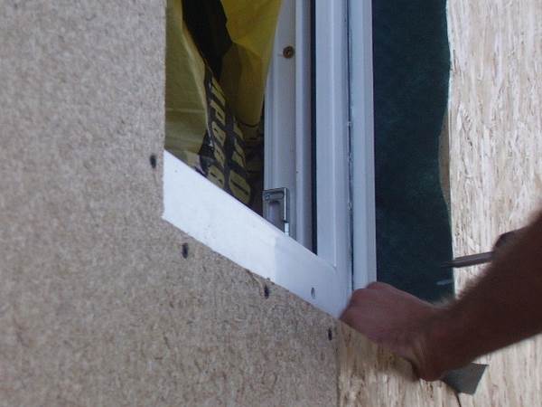 каркасний будинок поетапне будівництво. Напрямні рейки на схилах