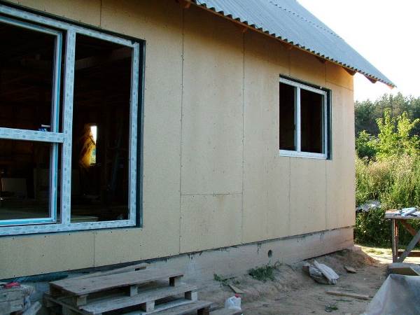 побудувати будинок каркасний під ключ. Обшивка фасаду з двору