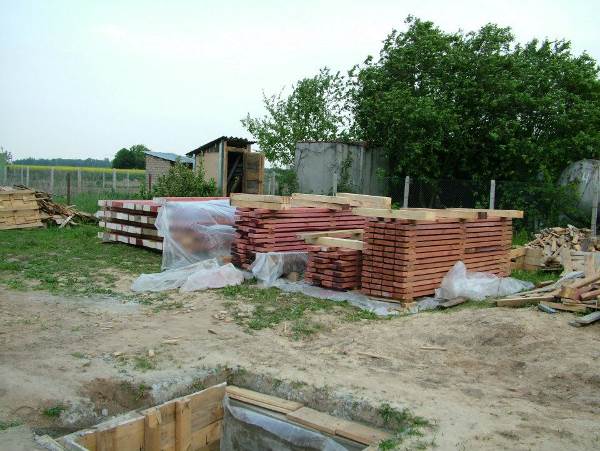 будинки каркасні. складування лісоматеріалів