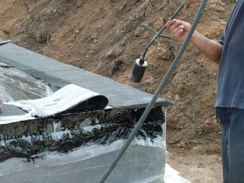 Наплавляють руберойд спеціальним газовим пальником