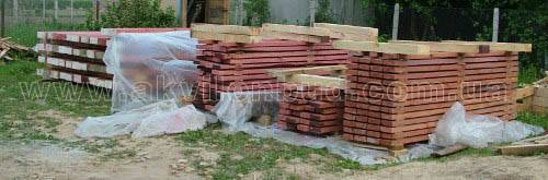 На фотографії показано кількість лісоматеріалів, які були використані для виготовлення каркасу стін та перекриття