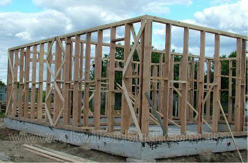 Так виглядає каркас після установки всіх стійок і розкріплення їх вітровими зв'язками