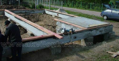 Верх цоколя повинен бути рівним, а дошки бажано пропустити через рейсмус