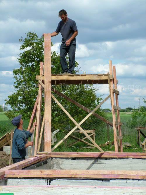 Для встановлення стійок необхідно мати високі підмостки