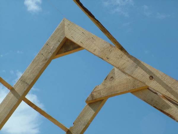 як побудувати каркасний дерев'яний будинок. перевіряємо коник