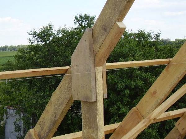 Кріплення підпірок до крокв