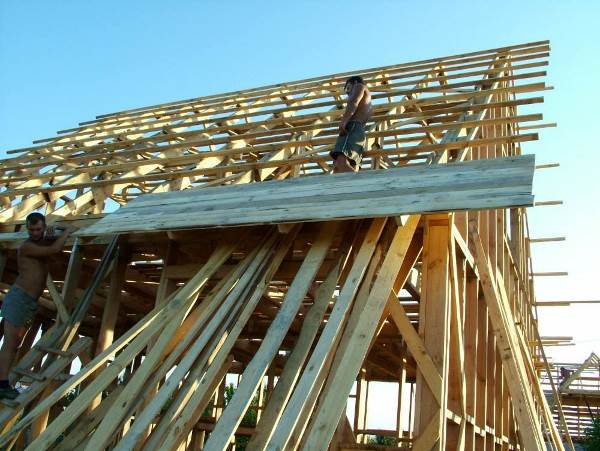 підшивається звис покрівлі в каркасному будинку