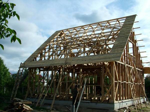 Підшивка бічних звисів покрівлі