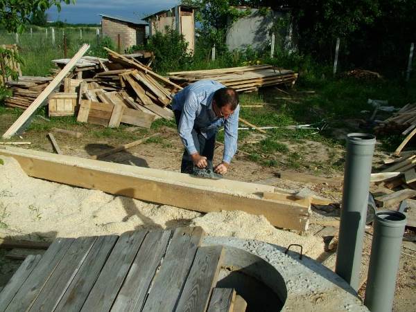 Острожка дощок для підшивки рубанком