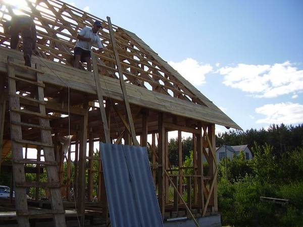 Підйом шиферу на дах