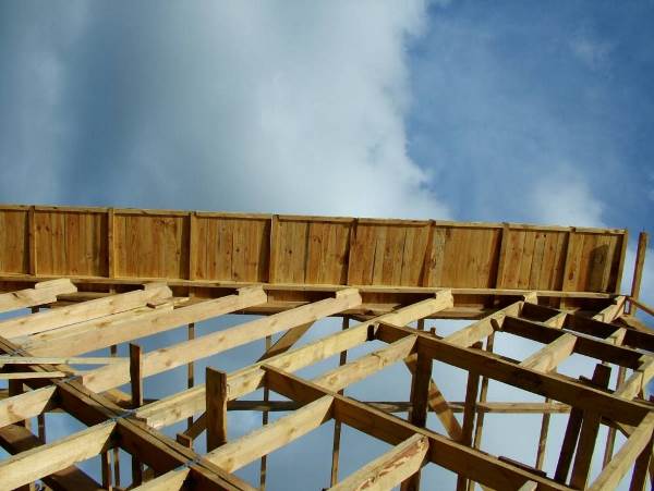 Вид на підшивку покрівлі знизу