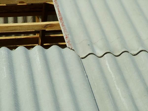 Стик кутів шиферу в рядах