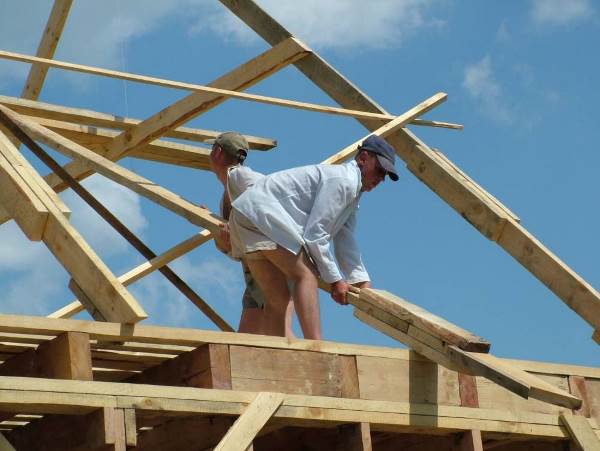 каркасне будівництво своїми руками. Ставимо крокви з кроком 1м