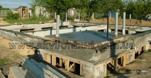 Гільзи в які потім будуть вставлені водопровідні і каналізаційні труби