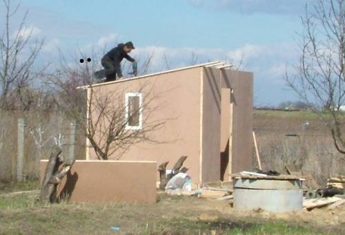 побудувати будинок своїми руками. Установка стелі побутівки