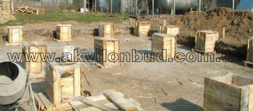дерев'яне будівництво. стовпи забетоновані