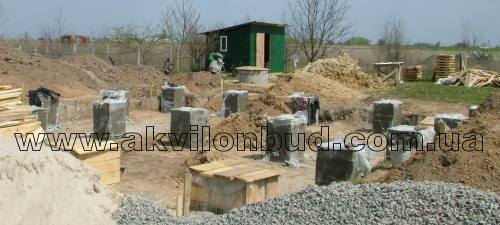 дачний будиночок дешево. Так виглядає стовпчастий фундамент