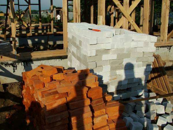 Дешевий дерев'яний будинок. Цегла для труби