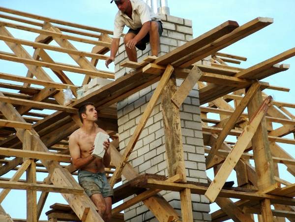 побудувати каркасний будинок під ключ. Кладемо трубу над дахом