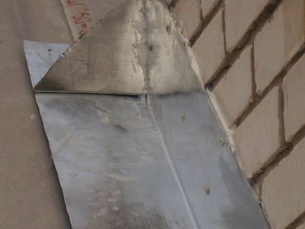 Дім із дерев'яною структурою. Бічне примикання покрівлі до димаря