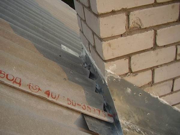 Верхнє примикання покрівлі до димаря