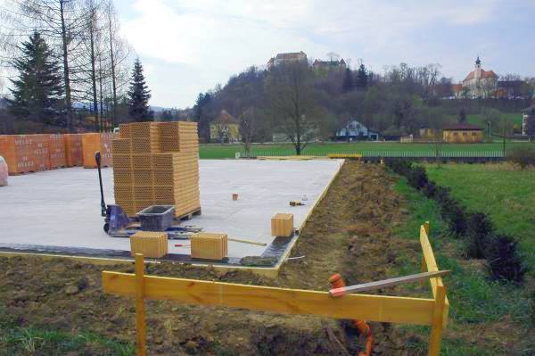 Вот и первые блоки готовы к укладке