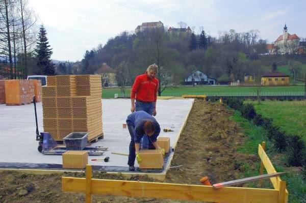 Первый блок кладет хозяйка