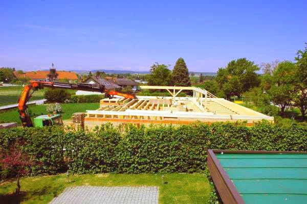 Монтируем опорные балки кровли