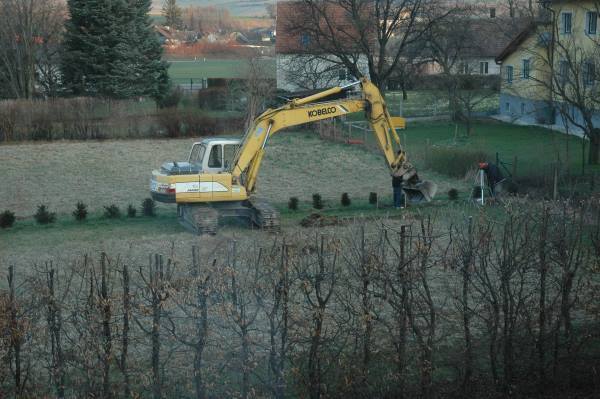 Работы начинаем со снятия растительного слоя