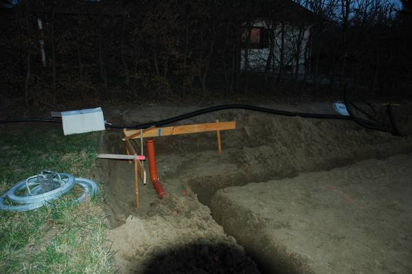 Копаем траншеи под фундаменты и сразу закладываем коммуникации