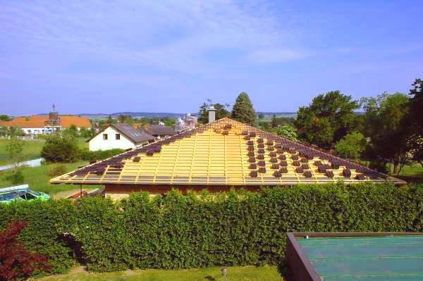 Паралельно укладываем натуральную черепицу