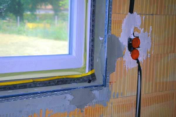 Изолируем монтажные швы на окнах