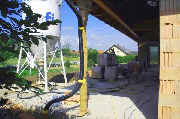 Задуваем утеплитель на чердак