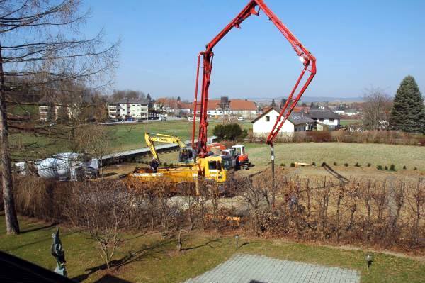 С помощю бетононасоса заливаем фундаменты