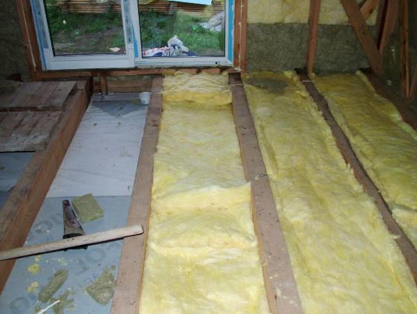 Укладання мінвати в дерев'яне перекриття каркасного будинку