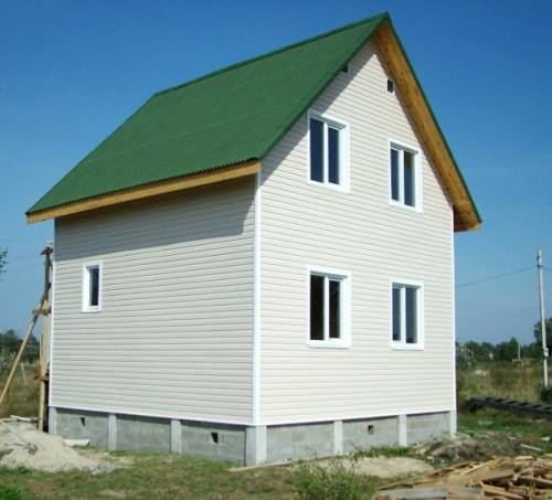стены дома покрыты виниловым сайдингом